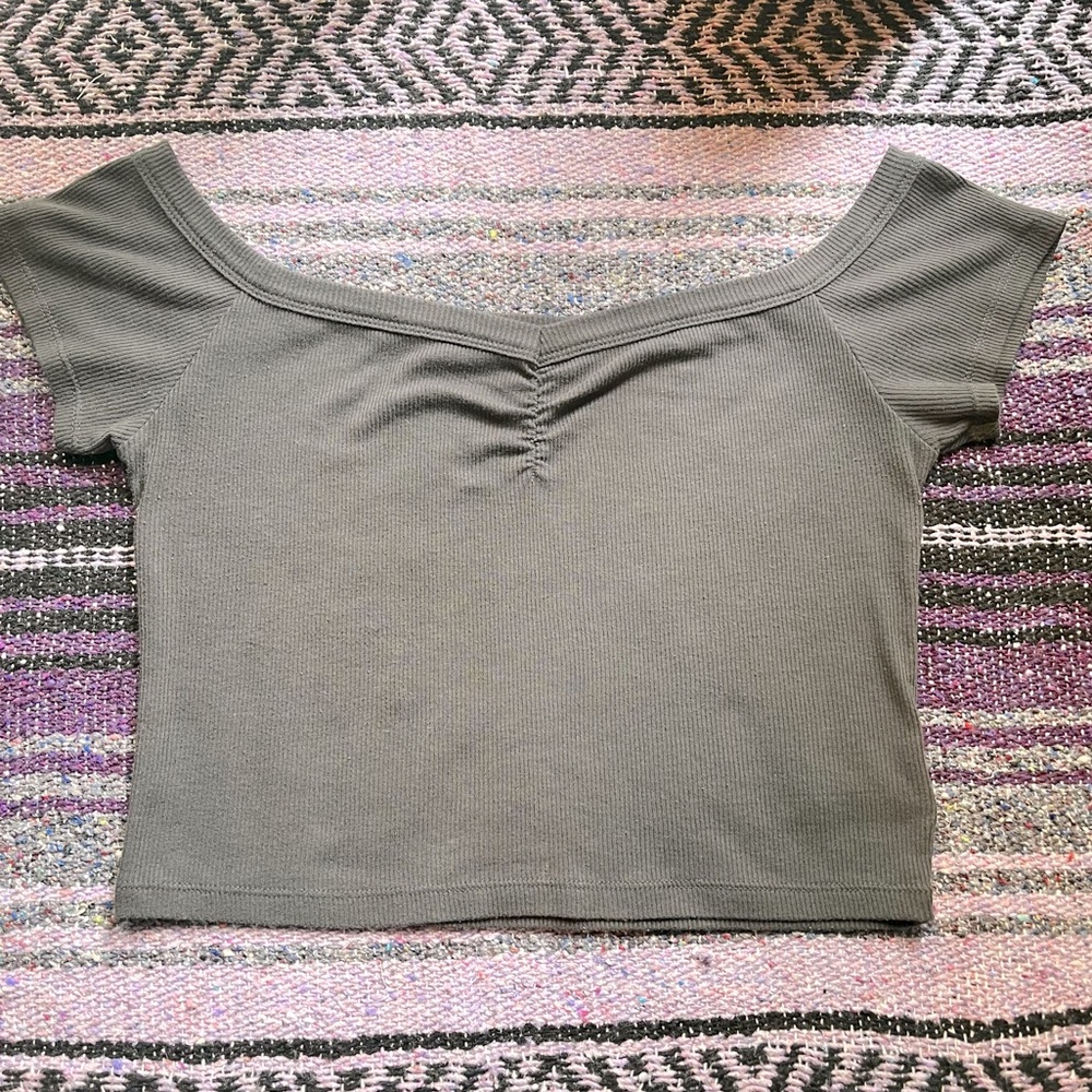 American Eagle Cropped Cinched off-the-shoulder Tee (M)